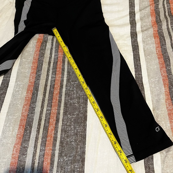 2/$15 Women’s GapFit gfast small black capri leggings - Picture 11 of 11
